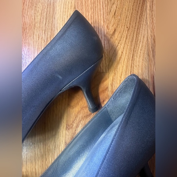 Stuart Weitzman Jeweled Bling Bow Satin Metallic Silver Kitten Heel Pumps - Picture 5 of 9